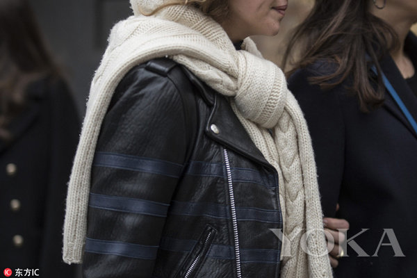 Cánh mày râu ngơ ngác khi chị em biến áo len thành khăn quàng cổ, trang sức ngày lạnh