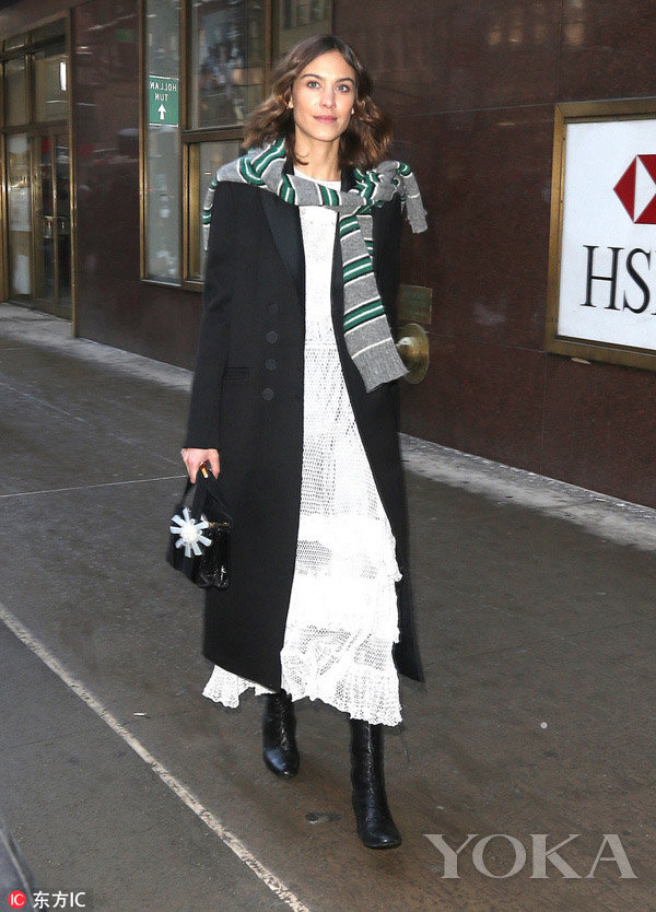 Cánh mày râu ngơ ngác khi chị em biến áo len thành khăn quàng cổ, trang sức ngày lạnh