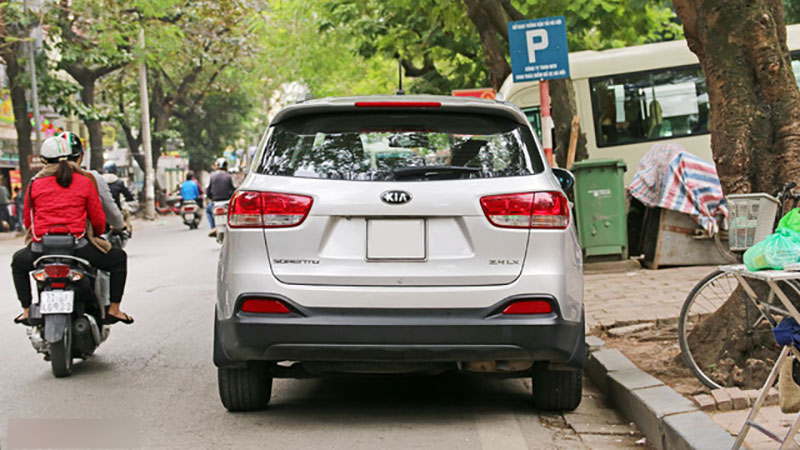 Kia Sorento thế hệ mới lăn bánh trên phố Hà Nội