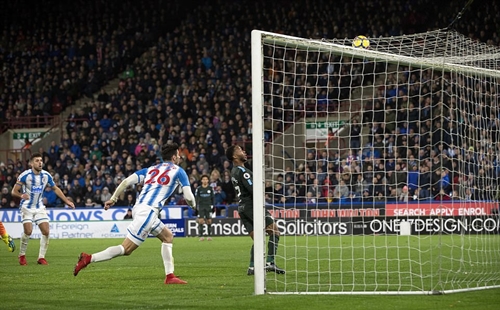 Man City thắng ngược, tái lập cách biệt tám điểm trên đỉnh bảng