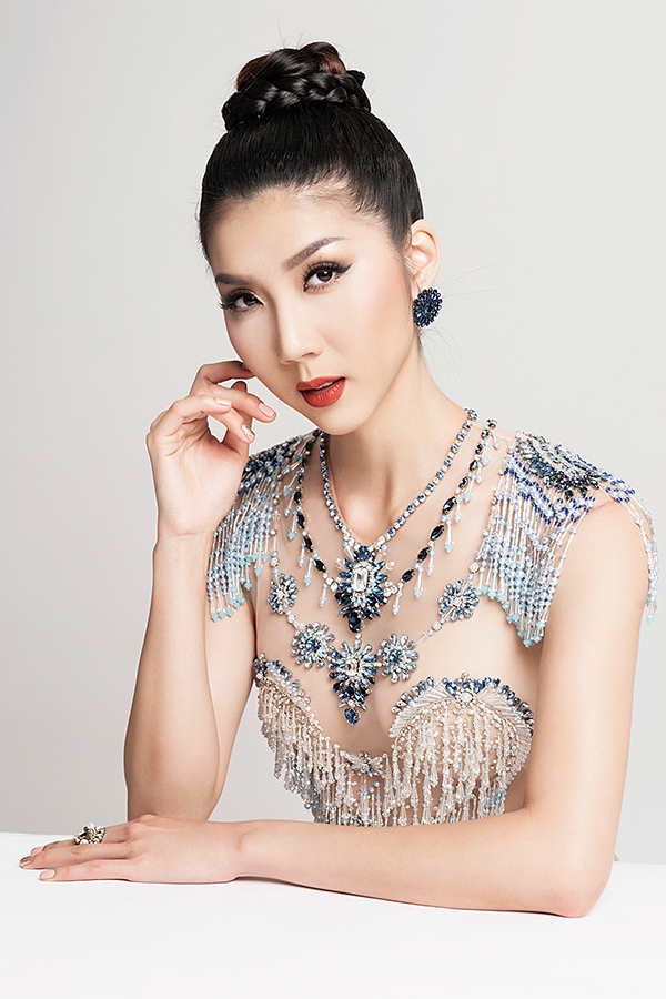 Ngọc Quyên đốt mắt với đầm màu nude bó sát