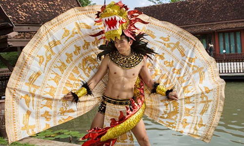 Ngọc Tình diện trang phục hình rồng tại Manhunt International