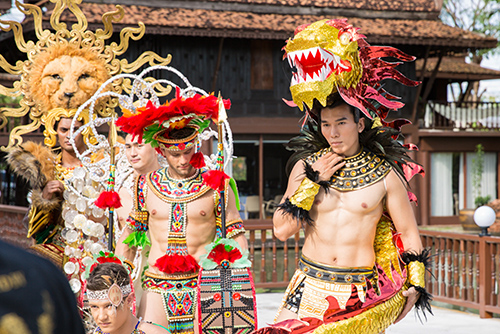 Ngọc Tình diện trang phục hình rồng tại Manhunt International