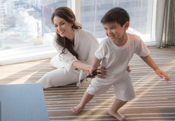 MC Quỳnh Chi đáp trả anti-fan khi bị công kích đã ly dị vẫn suốt ngày làm đẹp, xúng xính váy áo