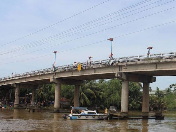 Sà lan 300 tấn chở cát bị chìm, vợ chồng tài công mất tích