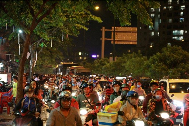 Kẹt xe kinh hoàng đêm cuối tuần tại cửa ngõ sân bay Tân Sơn Nhất