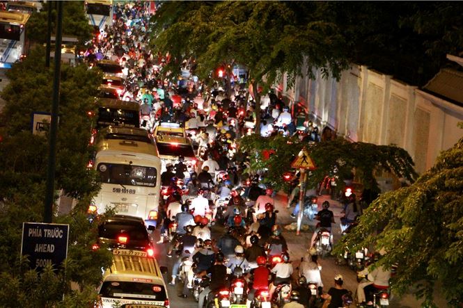 Kẹt xe kinh hoàng đêm cuối tuần tại cửa ngõ sân bay Tân Sơn Nhất