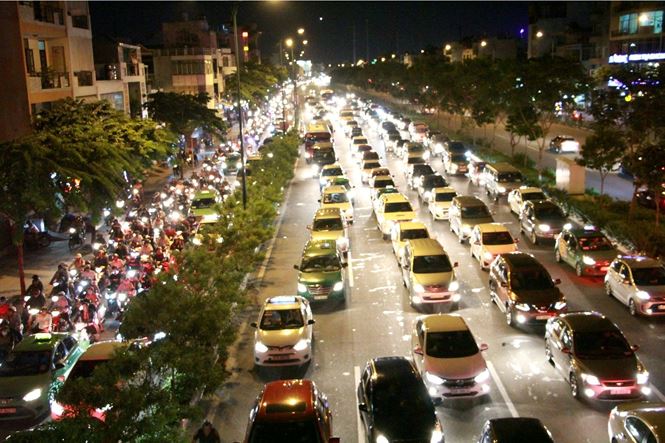 Kẹt xe kinh hoàng đêm cuối tuần tại cửa ngõ sân bay Tân Sơn Nhất