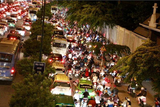 Kẹt xe kinh hoàng đêm cuối tuần tại cửa ngõ sân bay Tân Sơn Nhất