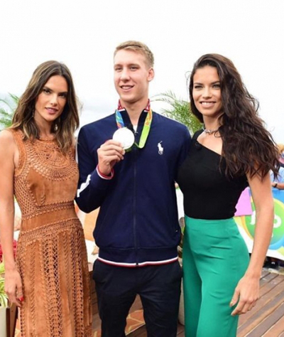 Loạt mỹ nhân quốc tế tỏa sáng với váy áo của nhà thiết kế Việt