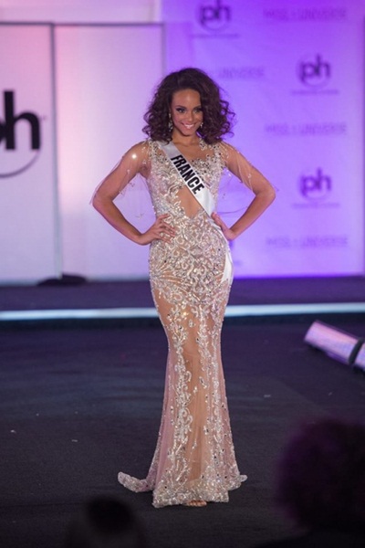 Loạt mỹ nhân quốc tế tỏa sáng với váy áo của nhà thiết kế Việt