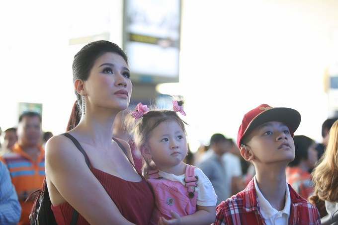 Trang Trần bế con gái ra sân bay đón chồng sau thời gian dài xa cách