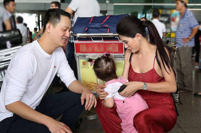 Trang Trần bế con gái ra sân bay đón chồng sau thời gian dài xa cách