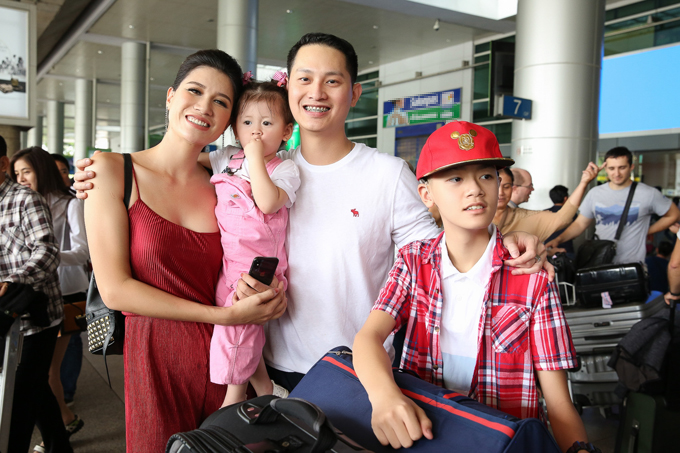 Trang Trần bế con gái ra sân bay đón chồng sau thời gian dài xa cách