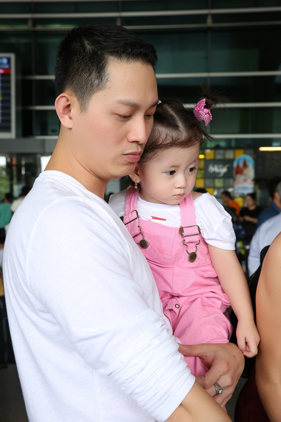 Trang Trần bế con gái ra sân bay đón chồng sau thời gian dài xa cách