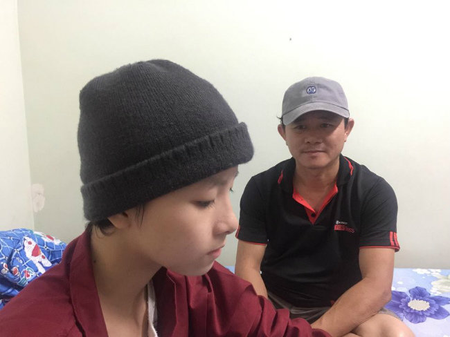 Hoàn cảnh nghiệt ngã của người đàn ông có con gái mắc ung thư xương, vợ mất vì u hạch