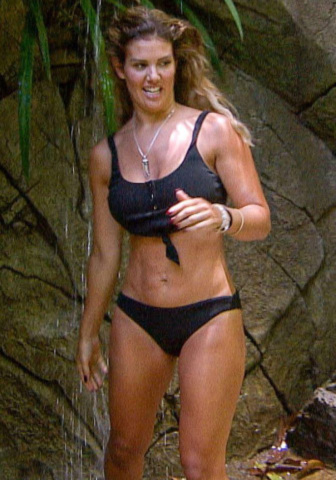 Nàng WAG Ngoại hạng Anh bị tố là kẻ đào mỏ, quyến rũ hàng xóm đã có gia đình