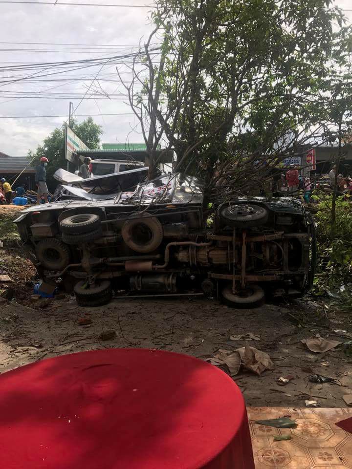 Biên Hòa: Gia đình đang ăn giỗ thì xe ben đâm thủng tường lao thẳng vào nhà