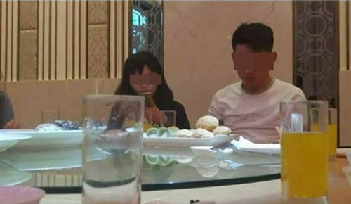 Cô dâu chụp ảnh khách mời tố cáo ăn chùa đám cưới gây phẫn nộ