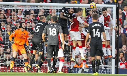 Arsenal thắng ngược trận thứ 800 của Wenger ở Ngoại hạng Anh