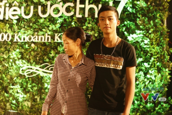 Chàng trai bị ung thư xương được ‘dì ghẻ’ yêu thương như con đẻ đã ra đi ở tuổi 20