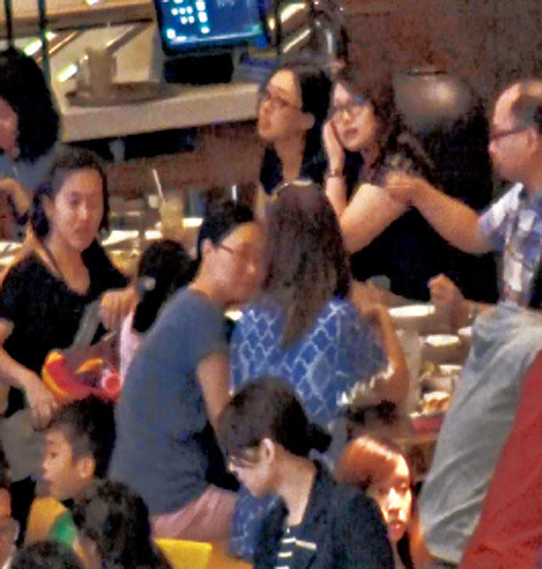 U50 Chúc Anh Đài để mặt mộc quá xinh đẹp khi dạo phố