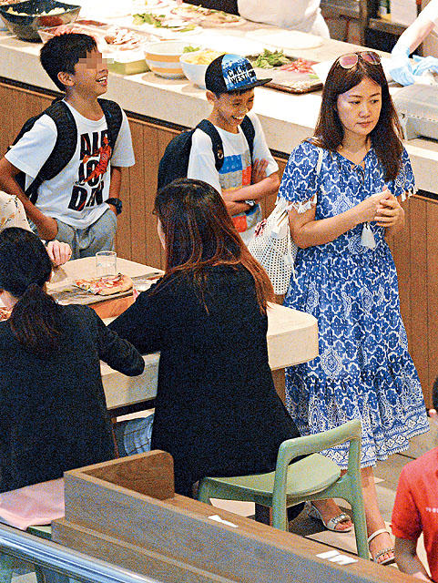 U50 Chúc Anh Đài để mặt mộc quá xinh đẹp khi dạo phố