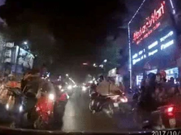 Nam thanh niên đánh tới tấp người đàn ông trung tuổi sau va chạm khiến nhiều người bức xúc