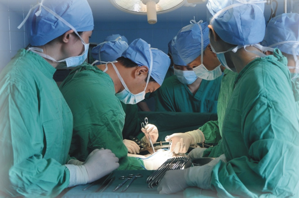 Quá ngày dự sinh 2 tuần vẫn lì không đến bệnh viện, mẹ suýt hại chết con