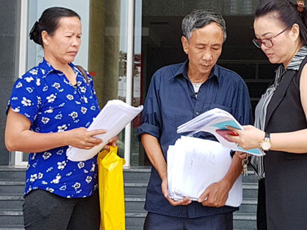 Ông Hàn Đức Long tới tòa giải trình các khoản đề nghị bồi thường