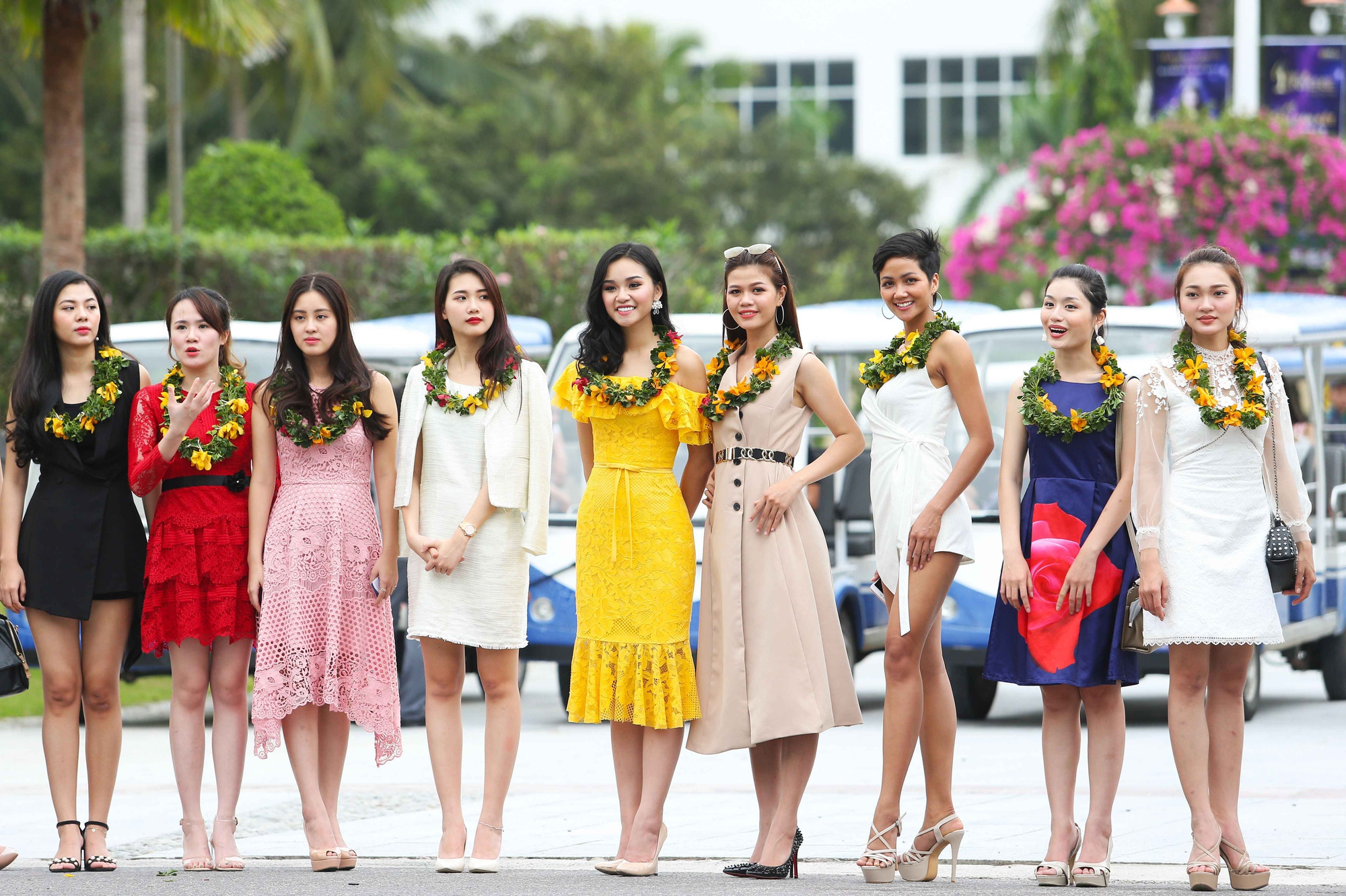 Không hiểu sao đi thi Hoa hậu Hoàn vũ VN mà lại mặc váy ngủ nhăn nhúm thế này?