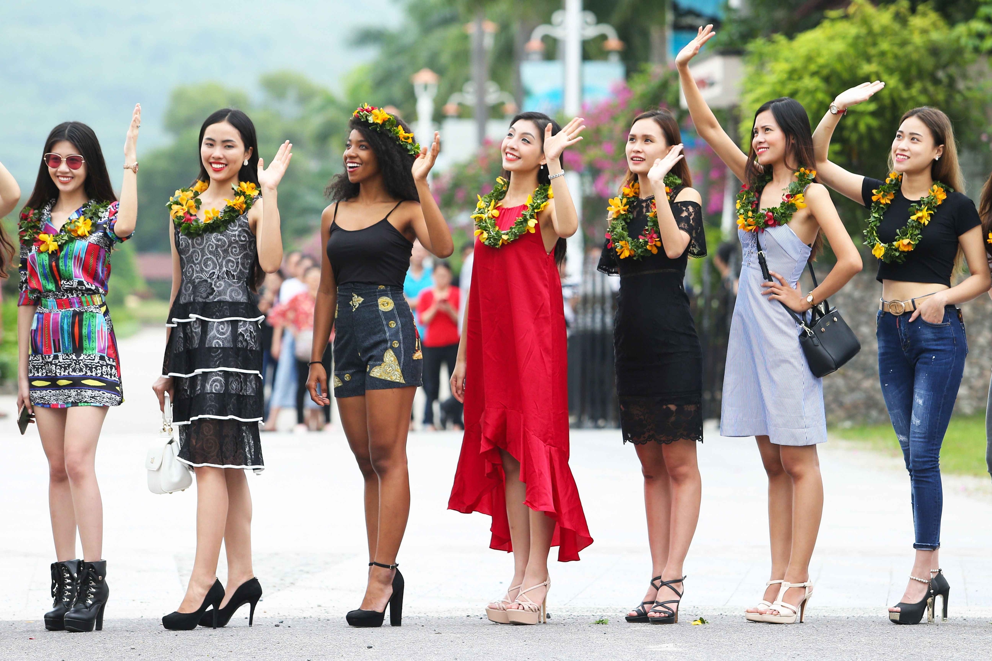 Không hiểu sao đi thi Hoa hậu Hoàn vũ VN mà lại mặc váy ngủ nhăn nhúm thế này?