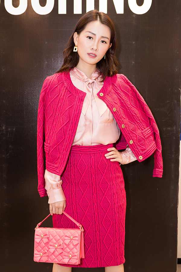 Linh Nga diện nguyên cây đen giữa dàn fashionista rực rỡ sắc màu