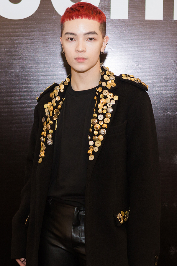 Linh Nga diện nguyên cây đen giữa dàn fashionista rực rỡ sắc màu