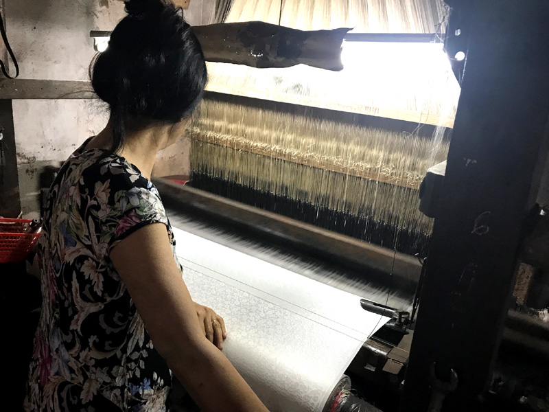 Ở đây cũng bán lụa Tàu à?: Dân làng lụa Vạn Phúc bức xúc