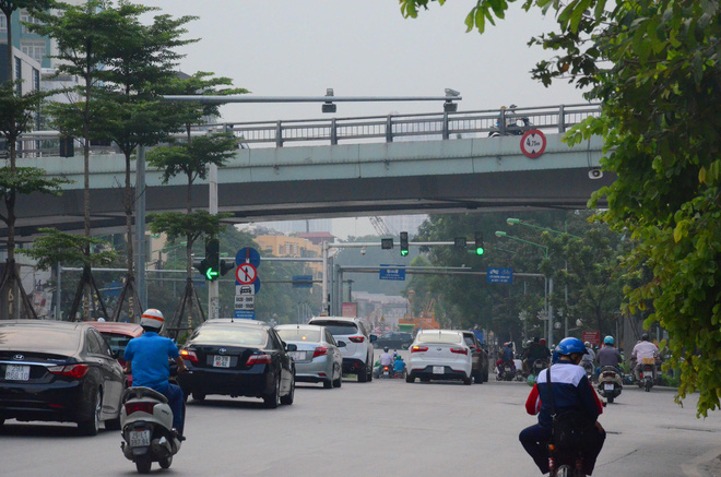 Nhân chứng kể lại vụ ông Tây lôi ninja và xe máy vào vỉa hè: Cô gái vượt đèn đỏ, bị CSGT bắt sau đó ngồi giữa đường lấy điện thoại quay clip