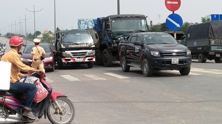 Ô tô va chạm liên hoàn, cao tốc Trung Lương ùn ứ nhiều giờ