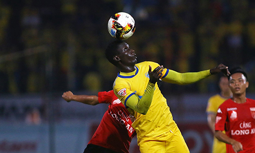 Thanh Hoá tái chiếm đỉnh bảng V-League sau trận cầu tranh cãi