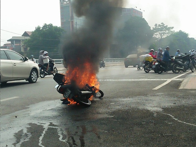 Xe máy bốc cháy dữ dội, 2 người vứt xe chạy thoát thân