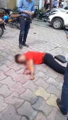 Hà Nội: Xe sang húc cột đèn, cột đèn đổ vào đầu người dân đang đi bộ trên vỉa hè