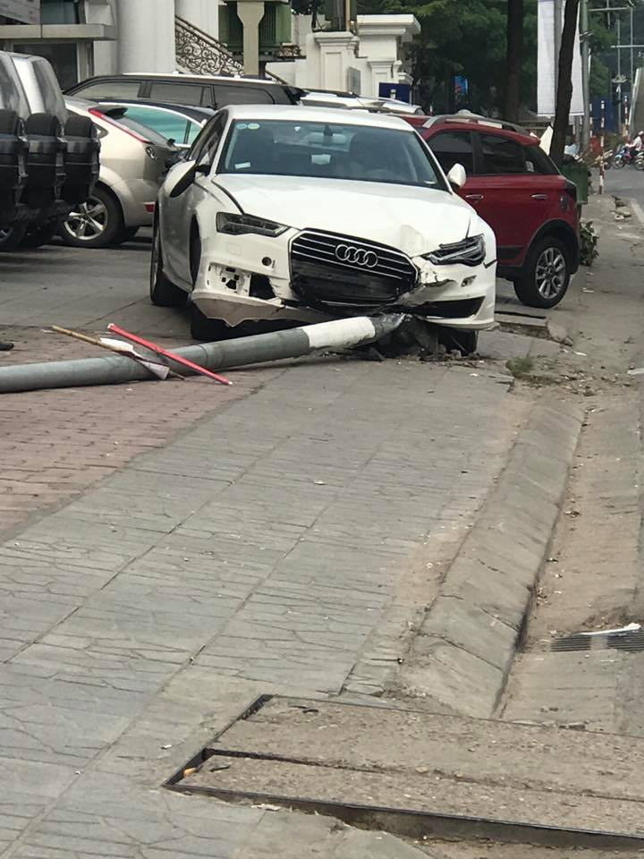 Hà Nội: Xe sang húc cột đèn, cột đèn đổ vào đầu người dân đang đi bộ trên vỉa hè