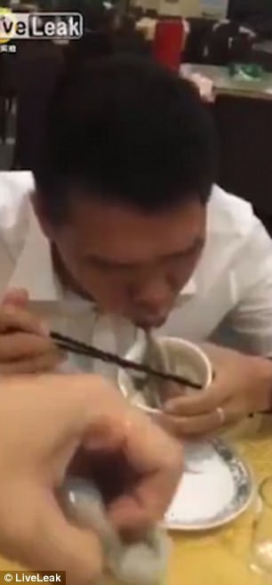 Bàn tiệc kinh dị ở Trung Quốc: Cá còn thở, bạch tuộc quằn quại, lươn lúc nhúc cọ quậy trong bát