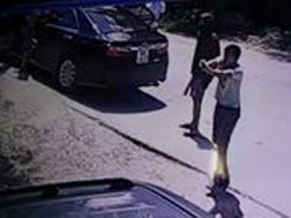 Bắn trọng thương rồi hành hung nạn nhân ngay trong nhà