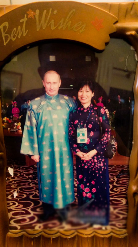 Cái bắt tay vượt qua nghi lễ ngoại giao của Tổng thống Putin