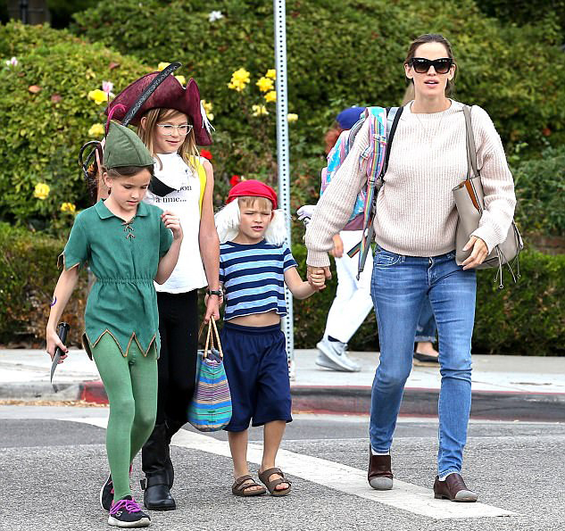 Ben Affleck giới thiệu bạn gái mới với vợ cũ