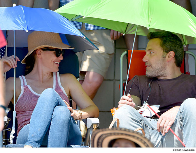 Ben Affleck giới thiệu bạn gái mới với vợ cũ