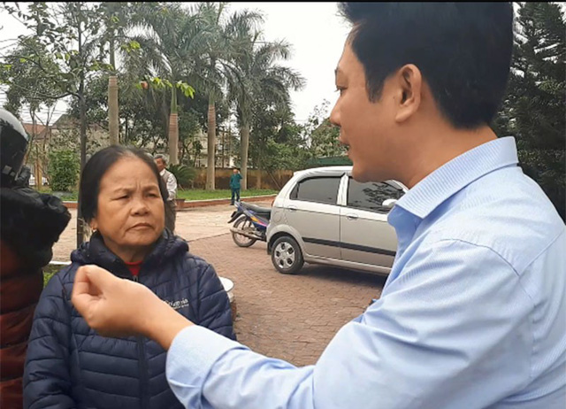 Hàng chục con bò thả rông trong thành phố bị gom về trụ sở phường