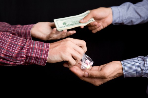 Bi hài hai nhóm cảnh sát chìm choảng nhau vì tưởng nhầm phía kia là tội phạm