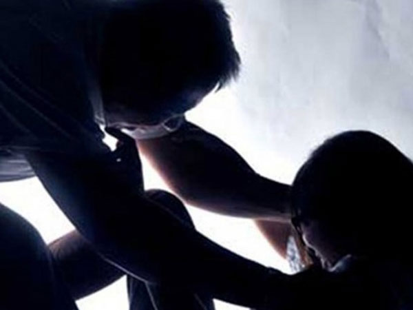 Gã cha dượng hiếp dâm con gái riêng của vợ hờ nhiều lần