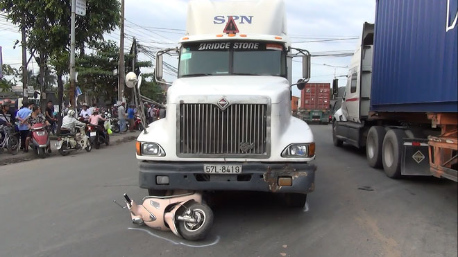 Bình Dương: Va chạm với xe container đang ôm cua, con gái tử vong tại chỗ, cha nguy kịch Bình Dương: Va chạm với xe container đang ôm cua, con gái tử vong tại chỗ, cha nguy kịch